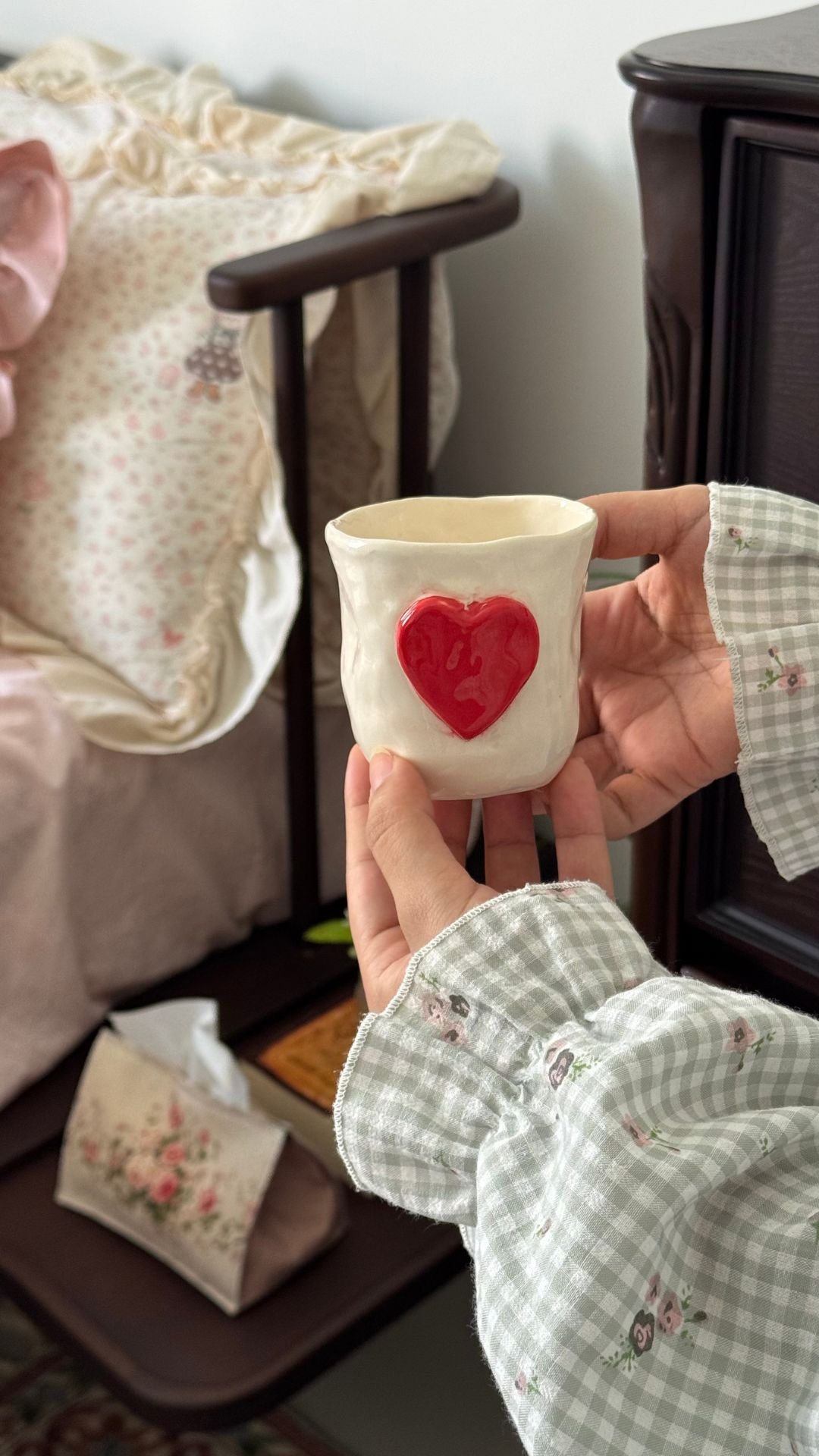 مجموعة قلب بعبارة " LIFE HAPPENS COFFEE HELPS"
