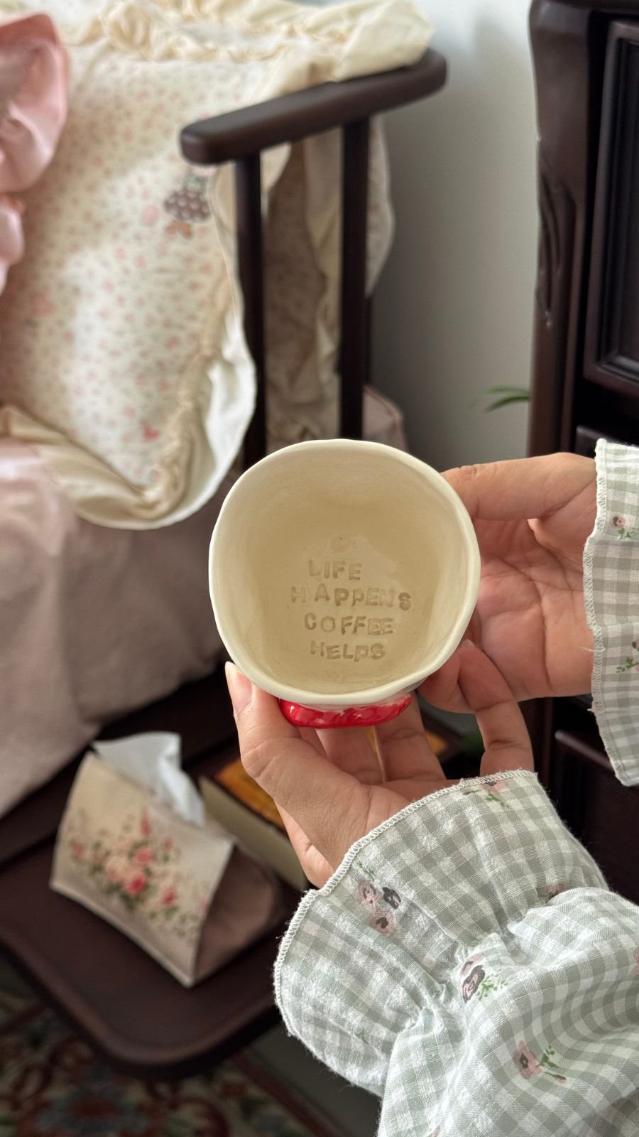 مجموعة قلب بعبارة " LIFE HAPPENS COFFEE HELPS"